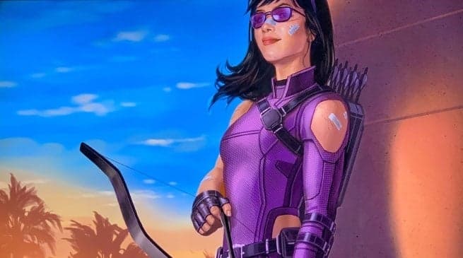Clint tendría un atuendo morado y con lentes, icónico de Hawkeye en los cómics.