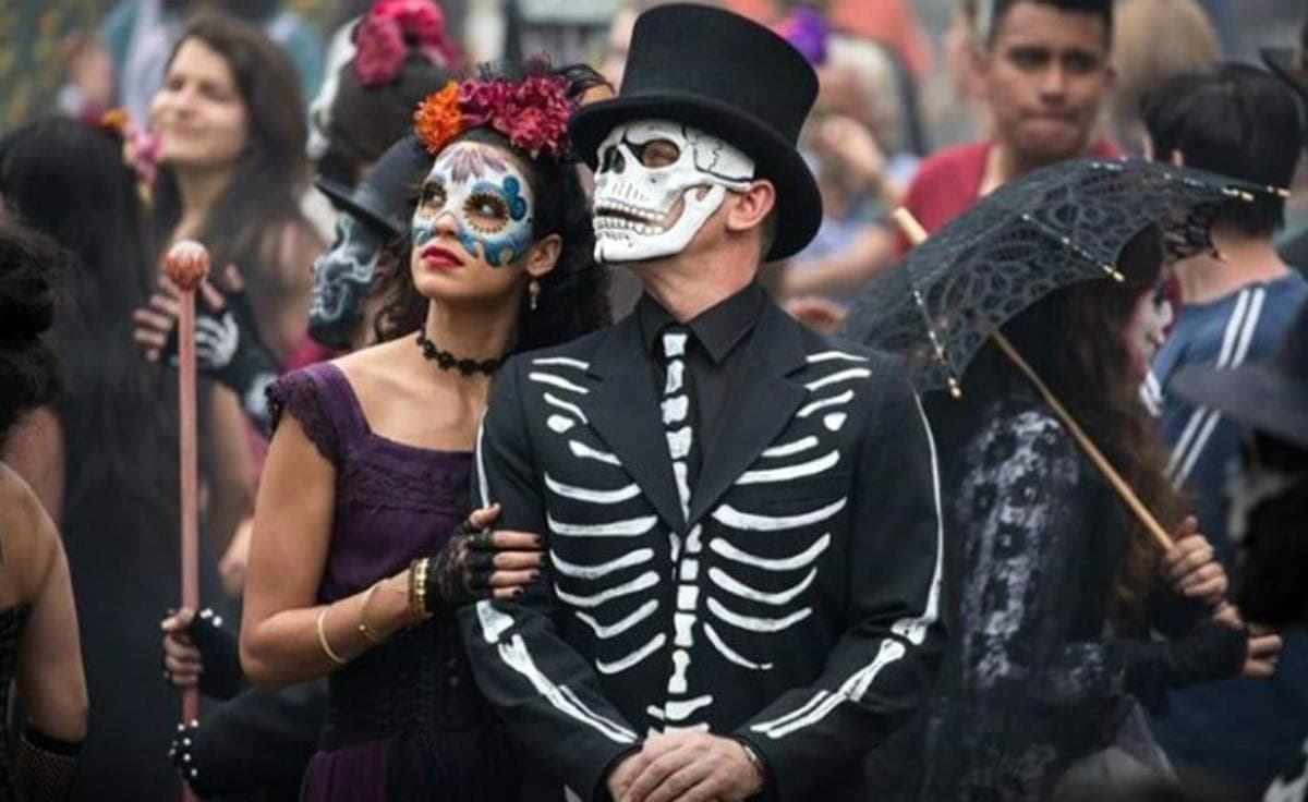 007 y el Desfile de Calaveras